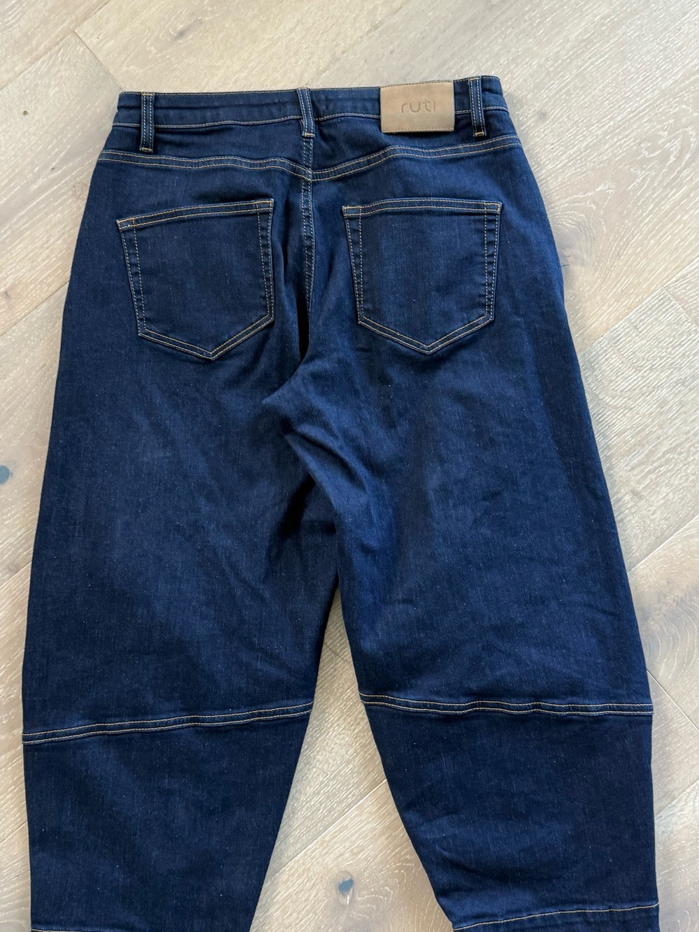Ruti Ultimate Barrel Jean Nyx Dark Wash Size 8 Petite. Gently used. - Picture 3 of 4